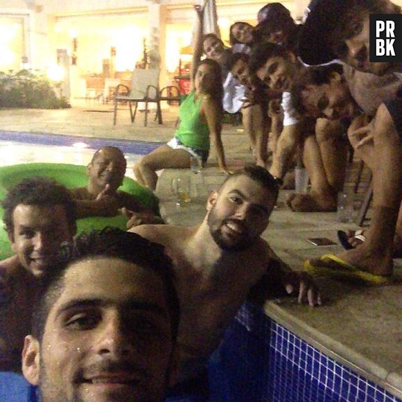 A crise no relacionamento de Neymar e Bruna Marquezine já era visível. No pós-Natal, o jogador reuniu a galera em uma piscina