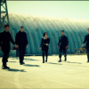 Demi Lovato enfrenta vários caras grandalhões no clipe de "Confident"