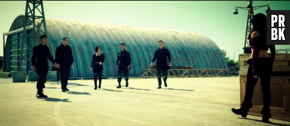 Demi Lovato enfrenta vários caras grandalhões no clipe de "Confident"