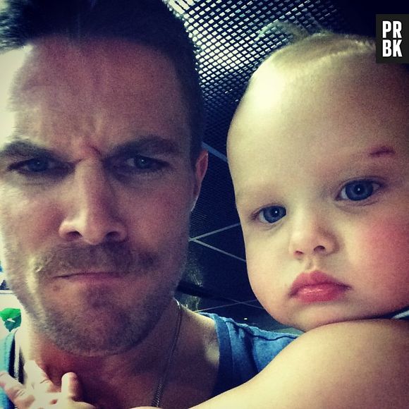 Stephen Amell com certeza é um dos papais mais gatos dos famosos
