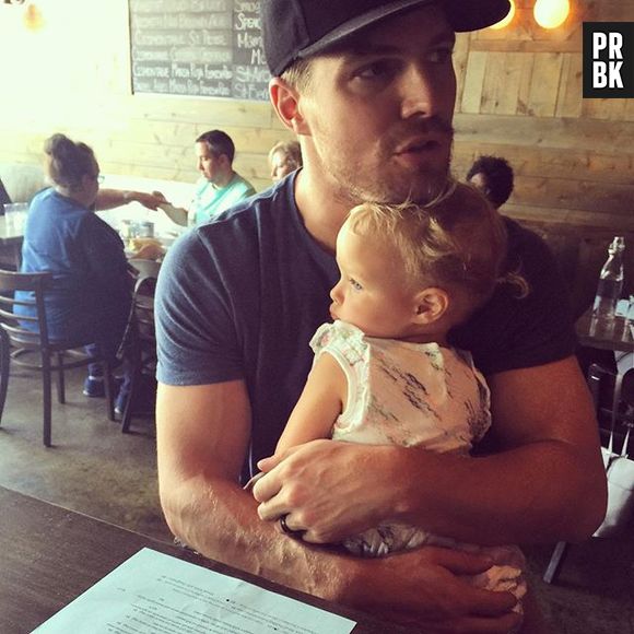Quer um pai mais carinhoso que Stephen Amell?