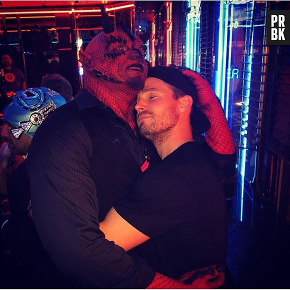 Stephen Amell adorar fazer uma graça para os seus seguidores