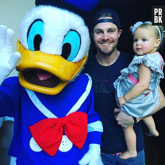 Stephen Amell sempre faz tudo que a filhinha dele quer
