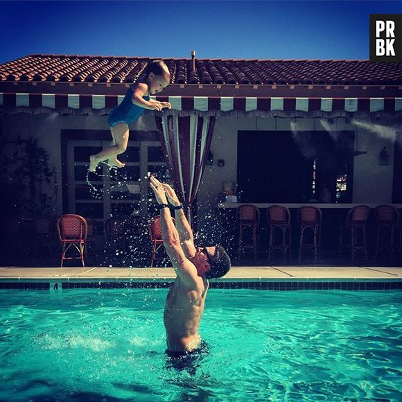 Stephen Amell é um pai super brincalhão