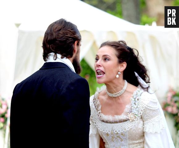 Em "Além do Tempo", Melissa (Paolla Oliveira) ri ao contar que Felipe (Rafael Cardoso) é apaixonado por Lívia (Alinne Moraes)