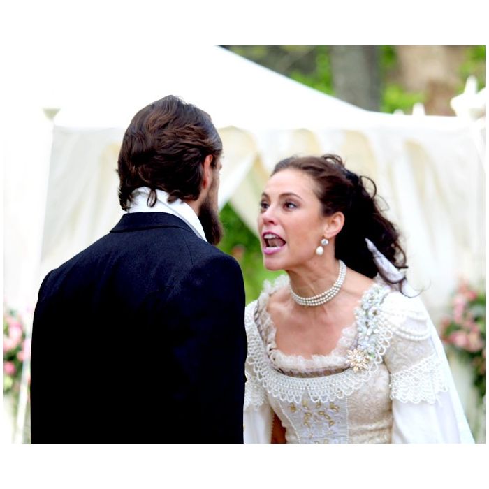 Em &quot;Além do Tempo&quot;, Melissa (Paolla Oliveira) ri ao contar que Felipe (Rafael Cardoso) é apaixonado por Lívia (Alinne Moraes)
