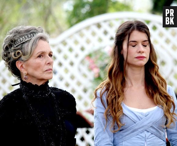 Lívia (Alinne Moraes) fica sem reação após revelação de Melissa (Paolla Oliveira) em "Além do Tempo"