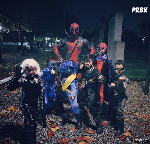 Ryan Reynolds fantasiado de Deadpool no Halloween