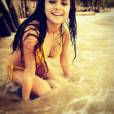 Selena Gomez na praia, já pensou encontrar com essa gata rolando na areia?
