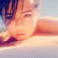 Selena Gomez pegando um solzinho, sempre linda