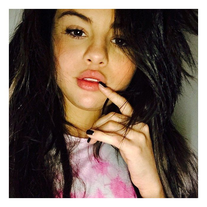 Os lábios de Selena Gomez ajudam a completar o visual super sexy