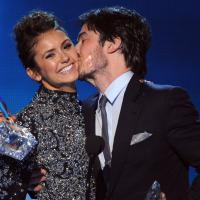 Ian Somerhalder e Nina Dobrev juntinhos no "People's Choice Awards"; será que voltam?