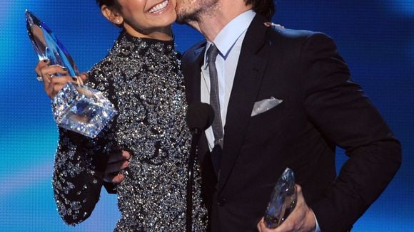 Ian Somerhalder e Nina Dobrev juntinhos no "People's Choice Awards"; será que voltam?