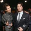 Nina Dobrev e Ian Somerhalder brincam nos bastidores do "People's Choice Awards"