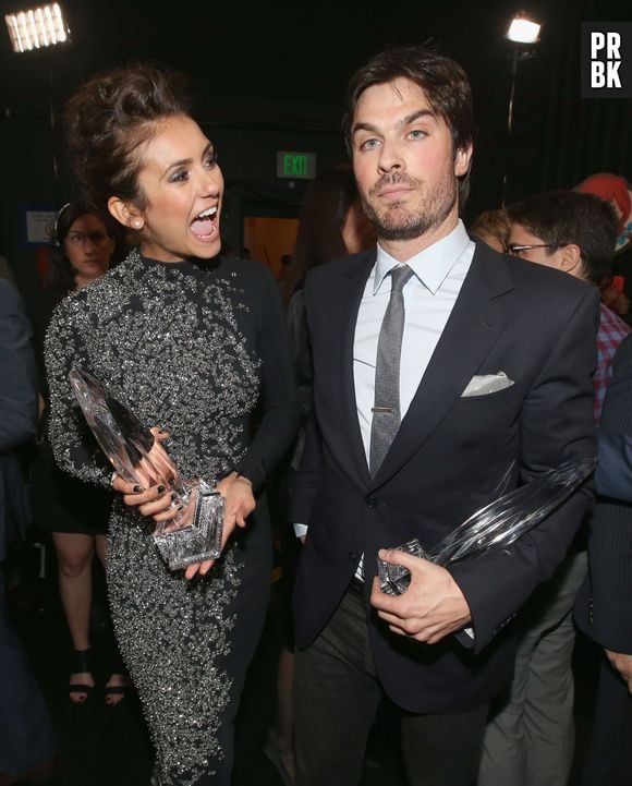 Nina Dobrev e Ian Somerhalder brincam nos bastidores do "People's Choice Awards"