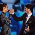 O casal Nina Dobrev e Ian Somerhalder ganhou o prêmio de "Melhor Química na Televisão" no "People's Choice Awards"