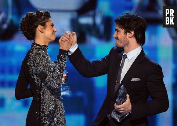 O casal Nina Dobrev e Ian Somerhalder ganhou o prêmio de "Melhor Química na Televisão" no "People's Choice Awards"