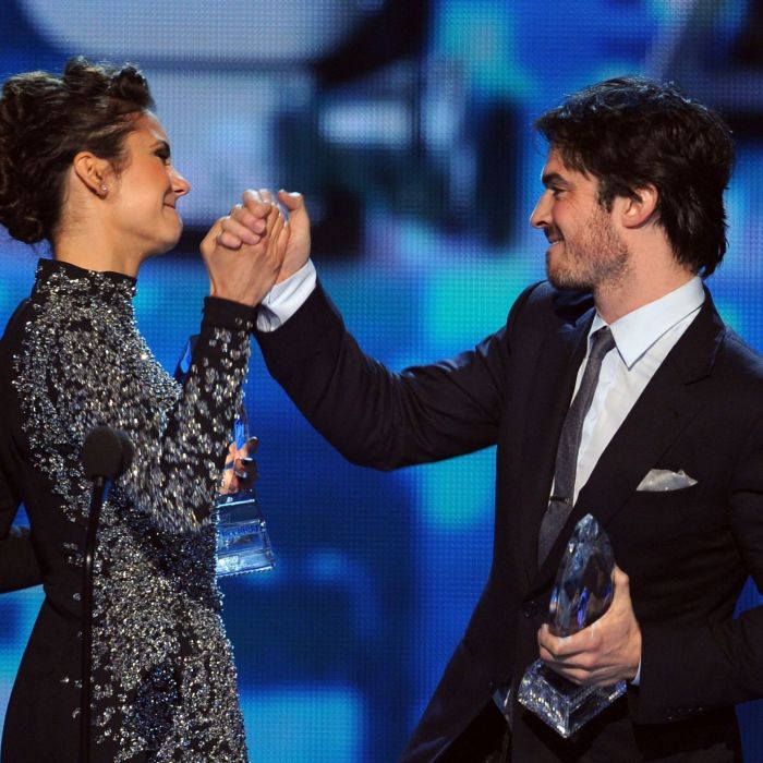 O casal Nina Dobrev e Ian Somerhalder ganhou o prêmio de &quot;Melhor Química na Televisão&quot; no &quot;People&#039;s Choice Awards&quot;