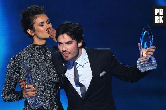 Nina Dobrev se divertiu com Ian Somerhalder no "People's Choice Awards"