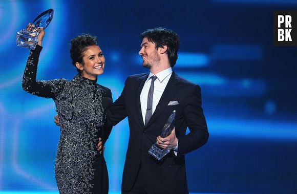 A dupla Nina Dobrev e Ian Somerhalder mostra que são grandes amigos no "People's Choice Awards"