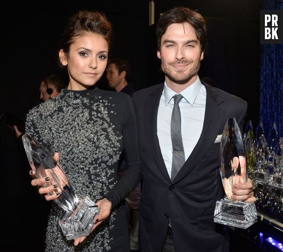 Ian Somerhalder e Nina Dobrev exibem seus prêmios no "People's Choice Awards"