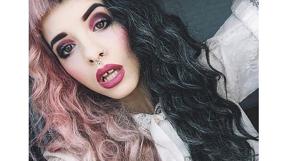 Melanie Martinez, ex-"The Voice US", chega ao Brasil para shows e vira Trending Topics no Twitter