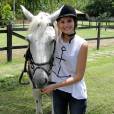 Camila Queiroz precisou aprender a andar a cavalo para a novela "Êta Mundo Bom"