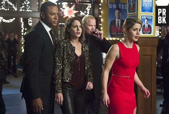 Em "Arrow": Felicity (Emily Bett Rickards) e parte da equipe são capturados por Darhk!