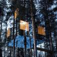 O Mirrorcube é outro hotel maluco da Suécia. Na verdade ele é apenas um quarto que fica pendurado no tronco de uma árvore e todo feito de vidro!