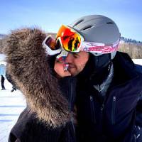 Nina Dobrev e Austin Stowell se beijam em foto romântica e arrancam suspiros no Instagram