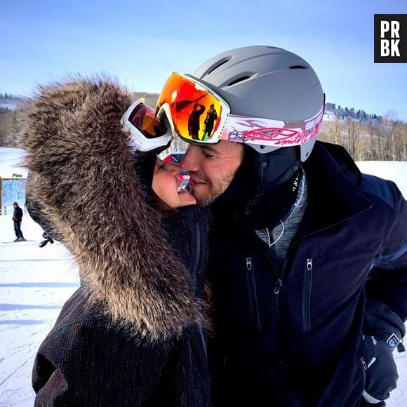 Nina Dobrev beija o namorado Austin Stowell em foto no Instagram