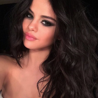 Selena Gomez sensualiza em foto só de biquíni e se declara para os fãs no Instagram!