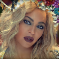 Beyoncé está mais diva do que nunca no novo clipe do Coldplay. Assista "Hymn For The Weekend"!