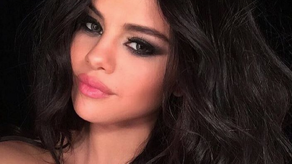Selena Gomez posa de sutiã e super sexy para a nova edição da Love Magazine!