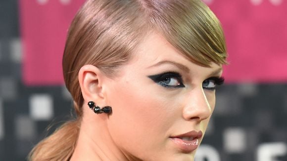 Taylor Swift no Grammy Awards 2016: cantora confirma performance na premiação e fãs piram na web!