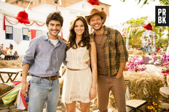 Nando Rodrigues, Bruna Marquezine e Guilherme Leicam são Virgílio, Helena e Laerte na novela "Em Família"