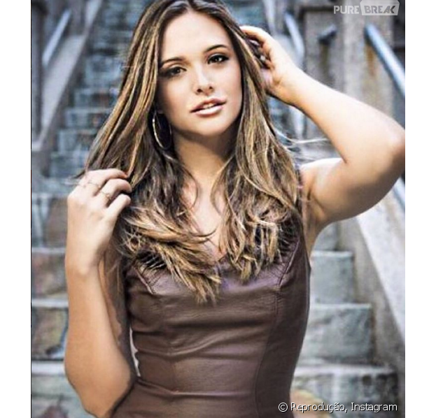 http://static1.purebreak.com.br/articles/3/24/15/3/@/121929-juliana-paiva-de-totalmente-demais-f-diapo-1.png