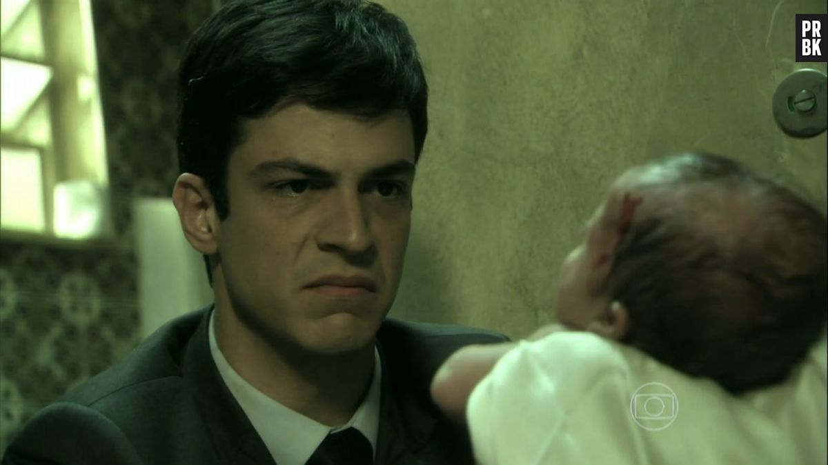 Foto: Félix (Mateus Solano) jogou Paulinha em uma caçamba quando ela era  apenas uma bebezinha em 