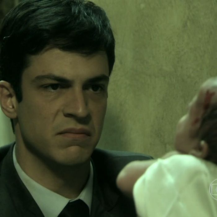 Félix (Mateus Solano) jogou Paulinha em uma caçamba quando ela era apenas uma bebezinha em &quot;Amor à Vida&quot;