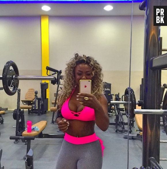 Adélia, do "BBB16", mostrando como faz para ficar com tudo em cima