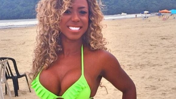 Do "BBB16": Adélia e as fotos sensuais da participante mais extravagante do reality!