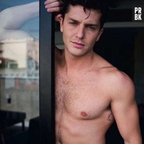 Klebber Toledo, ator de "Êta Mundo Bom", faz ensaio sensual para a revista TPM