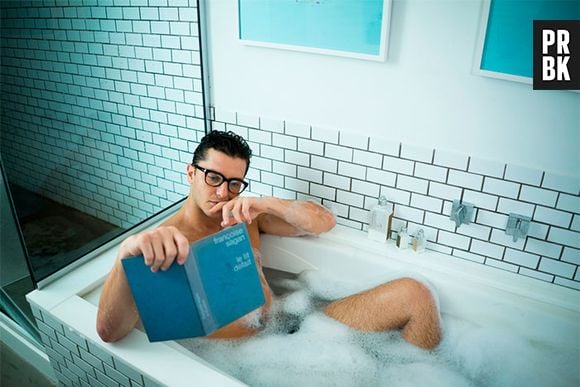 Destaque em "Êta Mundo Bom", Klebber Toledo tira a roupa para a revista TPM