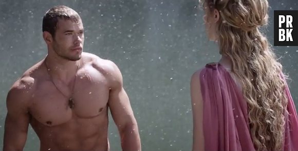 Hércules (Kellan Lutz) e Hebe (Gaia Weiss) vivem romance em "Hercules"