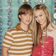 Miley Cyrus e Jason Earles, que viviam a Hannah e o Jackson em "Hannah Montana", relembraram os dez anos da série em uma conversa zoeira no celular