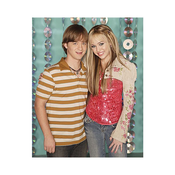 Miley Cyrus e Jason Earles, que viviam a Hannah e o Jackson em &quot;Hannah Montana&quot;, relembraram os dez anos da série em uma conversa zoeira no celular