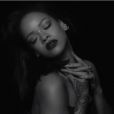 Rihanna faz topless e aparece toda sexy no clipe "Kiss It Better", lançado recentemente