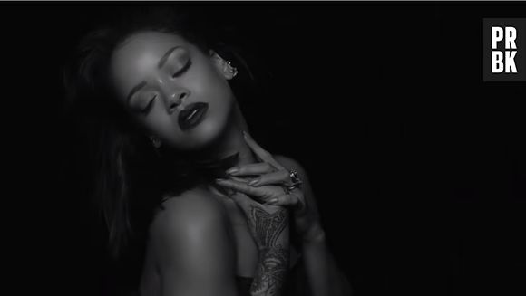 Rihanna faz topless e aparece toda sexy no clipe "Kiss It Better", lançado recentemente
