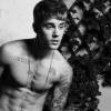 Justin Bieber participou de uma sessão de fotos com Karl Legerfeld para ilustrar matéria na revista V