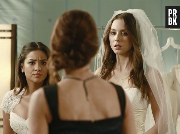 Emily (Shay Mitchell) e Spencer (Troian Bellisario) aparecem tensas em "Pretty Little Liars"